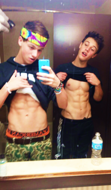sexyboysbeingsexy.tumblr.com/post/120536888649/