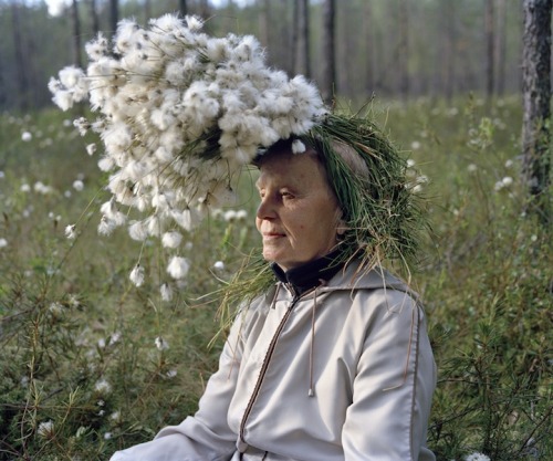 mymodernmet: Playful Seniors Wear Organic Materials to Personify Nature