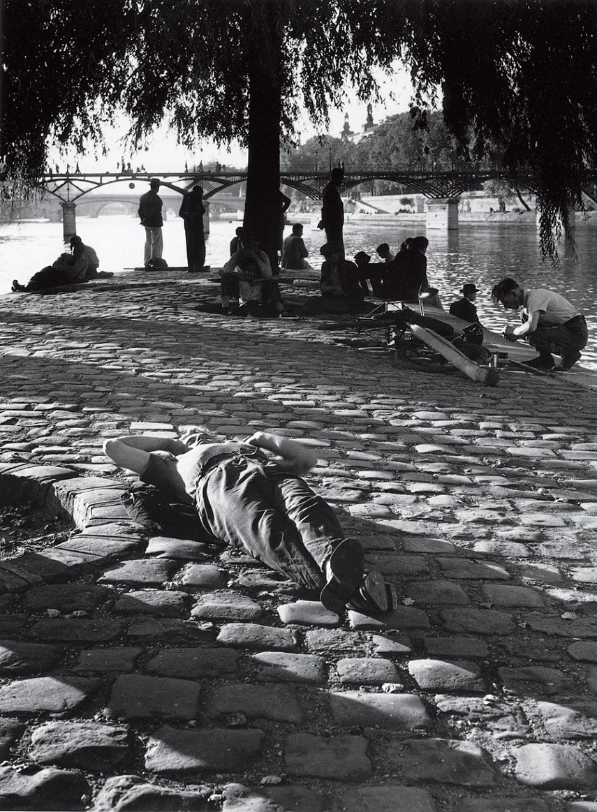 Izis Bidermanas
Idling on the Vert-Galant, the tip of the Île de la Cité, looking out to the Pont des Arts, 1948.