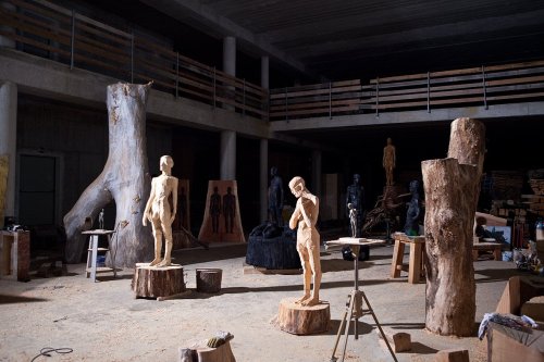 devidsketchbook: WOOD SCULPTURES BY ARON DEMETZ For years, Aron Demetz (facebook) has been focusing 