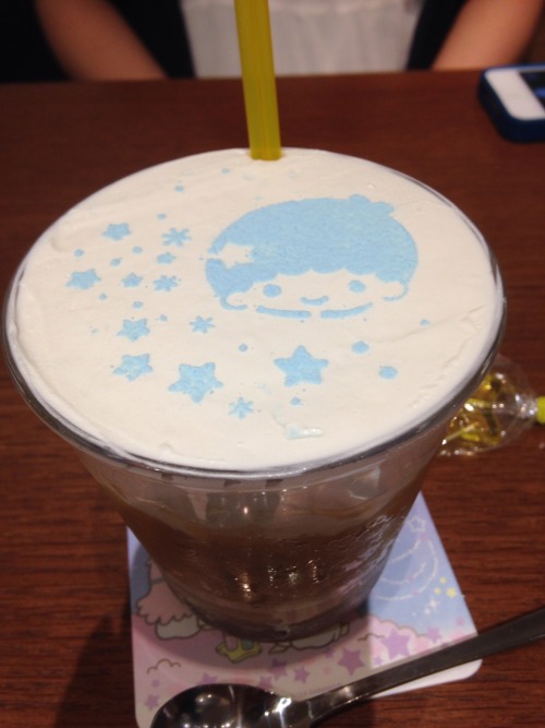 moon-dreams:  arielinkawaiiland:  New items for the Kiki Lala cafe, which has been extended until July 7th. The mango pudding was so yummy!!  Can they just extend it forever? 