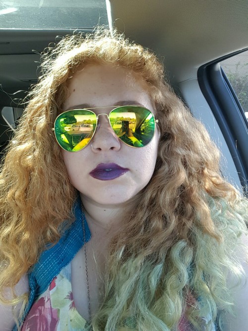 i ahvrnt done slefies in a while so heres some feat. frizzy hair, green $10 aviators, and weird dior