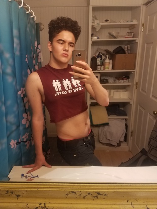 bi-ftm: It’s crop top season!! Sweet