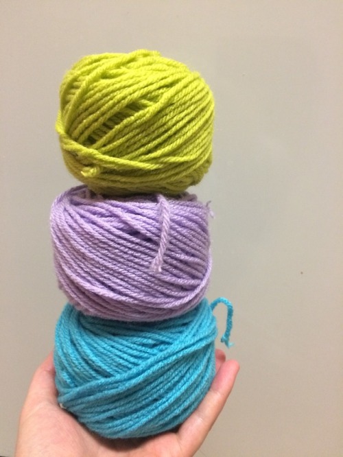 Finally got my hands on a yarn winder &lt;3 Here’s to spending the next few days reor
