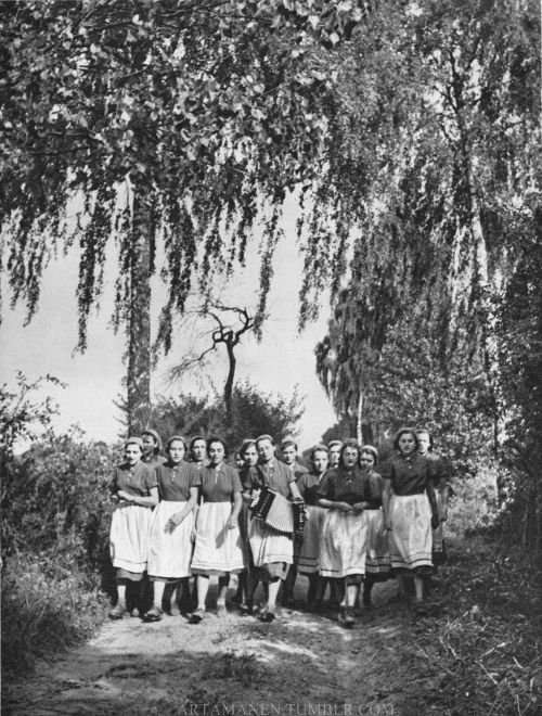 Wanderung durch die Lüneburger Heide.© Hans Retzlaff, Arbeitsmaiden am Werk