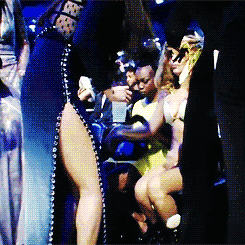mrgtrobbie:  Selena Gomez talking to Lady Gaga at the VMAs 