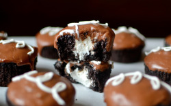 gastrogirl:  copycat hostess cupcakes. 