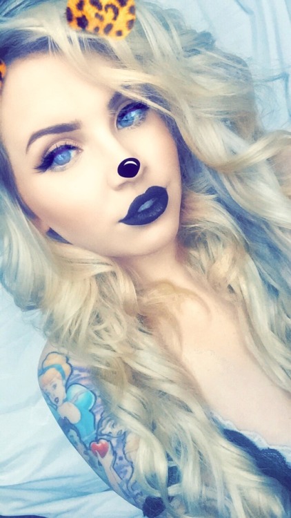 stayhungry-stayfree: fight-0ff-yourdem0ns-remade: normalize black lipstick holy freaking babe
