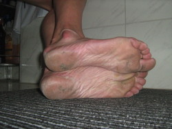 realfeetmaturesoles:    mature soles, smelly