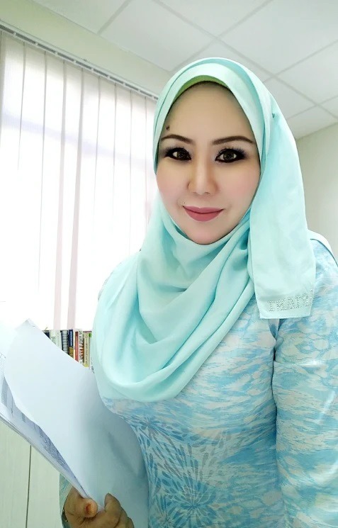 ilovejandachubby: mohd-athir:  Dr janda klinik swasta (Part 2) Detail: bawah tudung  thorbaek