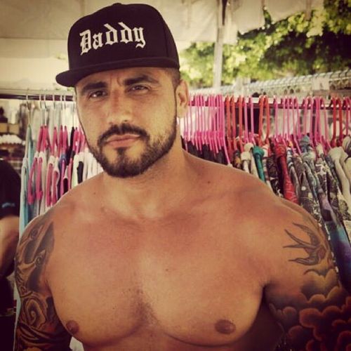keepemgrowin:  Big-chested muscle daddy…