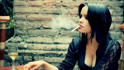 exhibitionistatheart:  Smoking doesn’t make you look sexy. It makes you look smelly. ❤️
