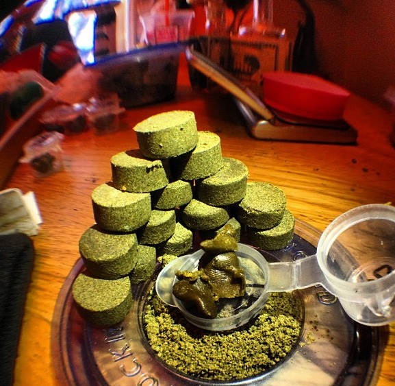 bluntrollerandsmoker:  A few pucks n some budder