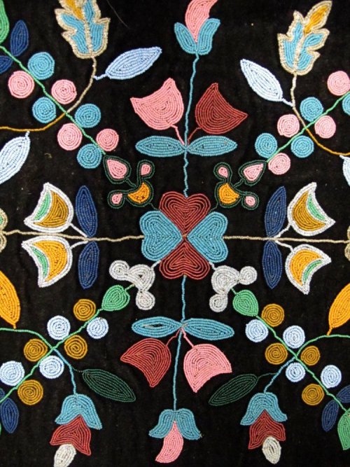 apihtawikosisan: buriedthings: Ojibwe / Northeast Woodlands beadwork in the National Museum of the A