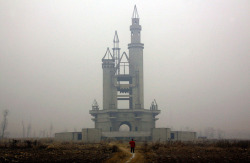 batwithbutterflywings:  imajar:  twerq:  c0ralpearl:  frictionn:  cyberbuly:  int0xicatedw4nker:  Abandoned Disneyland in China.  the ruins  holy tits  thats creepy as fuck  this makes me want to cry but then again it makes me want to wander around in