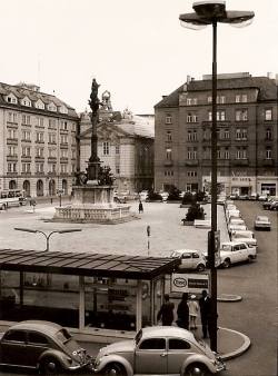 wearevintagevienna:Ein kurzer Spaziergang durch die Wiener Innenstadt im Jahr 1969. Der Blick auf den Platz am Hof samt  kleiner Tankstelle (© Walter Ludwig Privatarchiv)