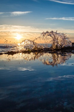 0ce4n-g0d:  Sunset with a splash by Panayiotis Mavrommatis 