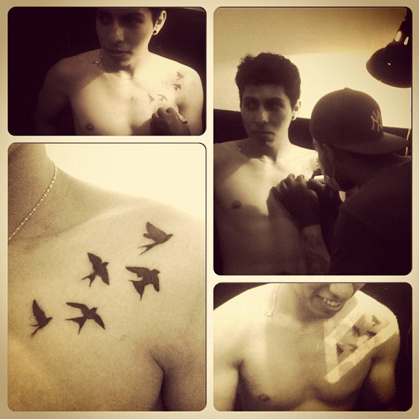 Aquí #casual con mi primer #tatuaje :3 #tatto #bird #fly #black #sepia #guy #instacollage