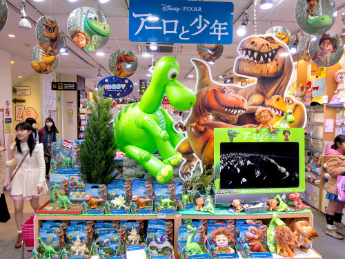 “Arlo and the Boy” (aka “The Good Dinosaur”) display at Kiddyland Harajuku.