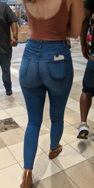 cr33pshots: bottomless-pitt: What a ass on this white girl Nice Cakes on this one