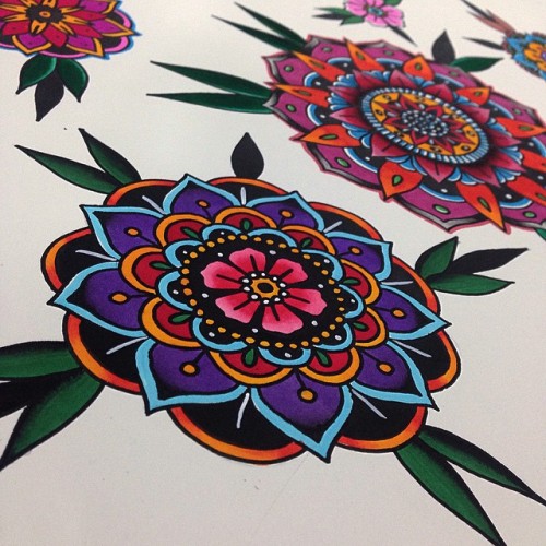 #tattoo #details #zoom #madala #flowers #tradicaotattoos (em Tradição Tattoos )