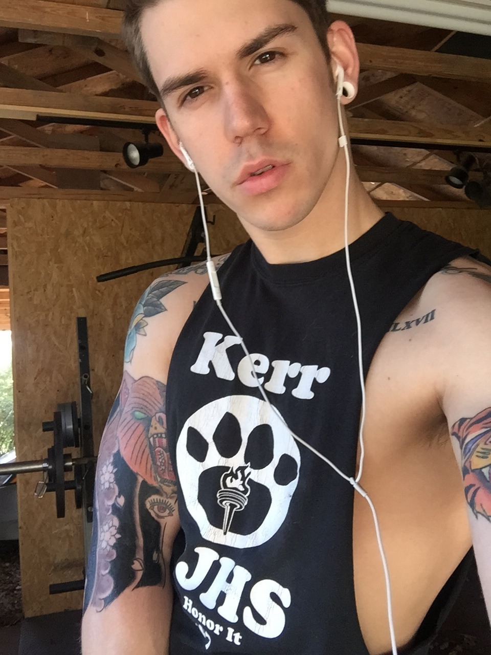 vndercontrol:My tattoo feels like it’s ripping off :)))))))
