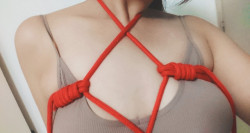 nellys-nectarinesbb:  So pretty  ⛓♥⛓♥  Hmm… I don’t like cotton ropes. They are not tight enough, they move around and leave no marks. That being said, I might be trying those wicked ropes? Is that what they are called. Honestly we were laughing