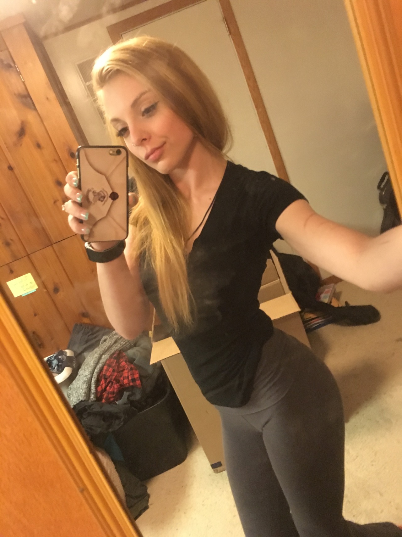 bootyking:  juicy–jessie:  Love ur curves  😍😍 