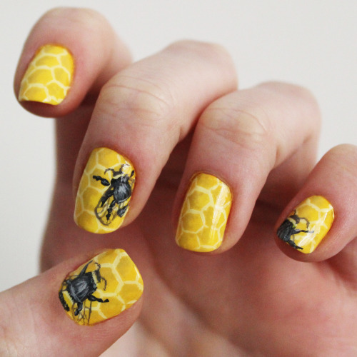 miniaturemasterpieces:Bumblebee Honeycomb Nails. :) [X]@aeide-thea