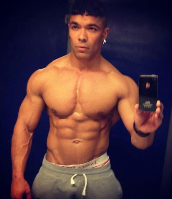 cumintosubmission:  Getting head in a public restroom like a boss.