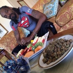 bensasse:  Snoop Dogg confronted with a decision between fruit salad and another naturally grown item that’s good for you! I’m Ben Sasse and I love this picture! Do you suppose that’s a one-day supply for him? 
