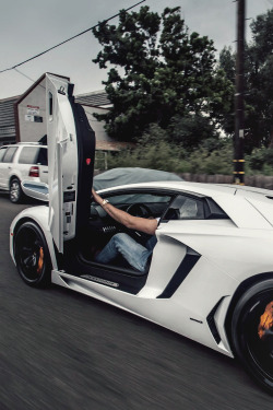 carbonandfiber:  Lamborghini Aventador  Sexy…