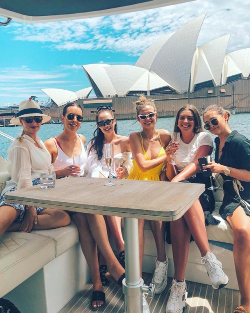 That perfect girls squad @cmgeisler @jennphipps @josephineskriver @cmgeisler @kristinephipps #sydney