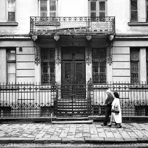 Lviv. The city of my hurt and soul. 24.05.15 #Lviv #streetphoto #cityphoto #couple #blackwhite #bw #