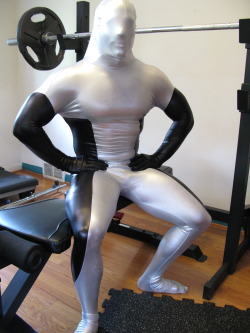 awesomeathleticgear:  Full coverage spandex on a muscleman.