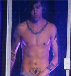 cityofdauntlessdelirium:  Pete Wentz in “Live in Phoenix” 
