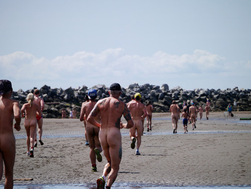experiencenakedrunning:  https://wreckbeach.wordpress.com/2015/08/30/19th-annual-wreck-beach-bare-buns-run-2015/ adult photos