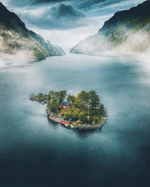 utwo:   Cabin somewhere in Central Norway © DANIEL