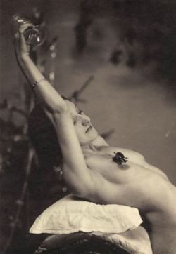 Madivinecomedie:  Photographe Anonyme. Violette Nozière 1932 