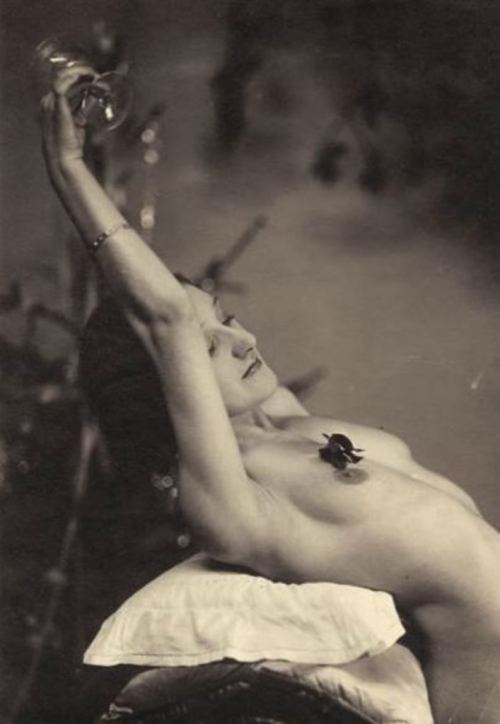 madivinecomedie:  Photographe anonyme. Violette Nozière 1932 