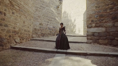 pigeonfoo:  theomeganerd:  Dragon Age Inquisition Morrigan Cosplay by Laura Sanchez (Nebulaluben) | Video
