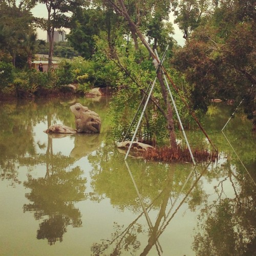 A frog sculpture by the pond near the Children’s water park. #Singapore (at Children’s Playground Gardens By the Bay)