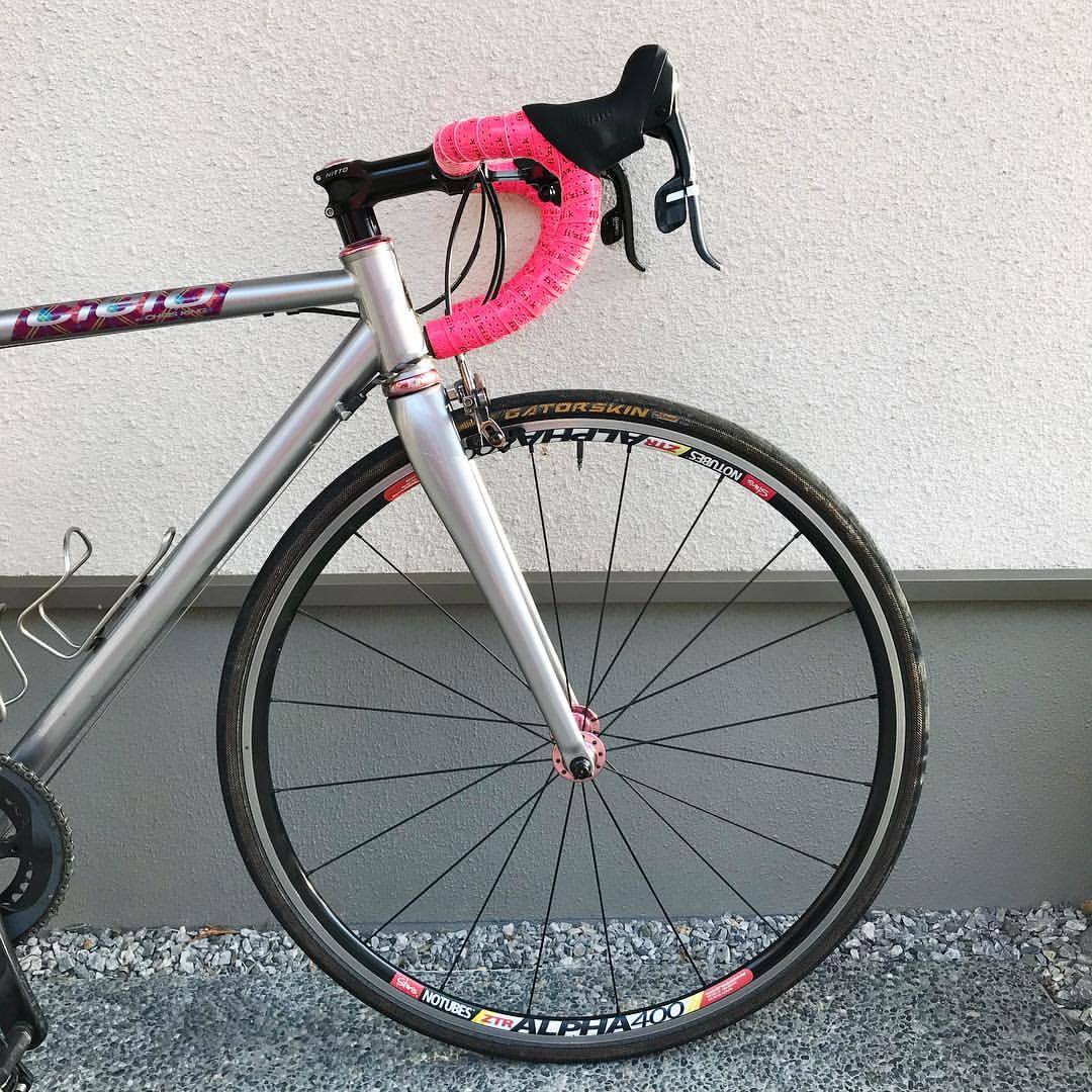 Osamuito Rccのバーテープがボロボロになったので深夜にバーテープ交換した 蛍光ピンクはやっぱり派手かな Osamuito Rccのバーテープがボロボロになったので深夜にバーテープ交換した 蛍光ピンクはやっぱり派手かな