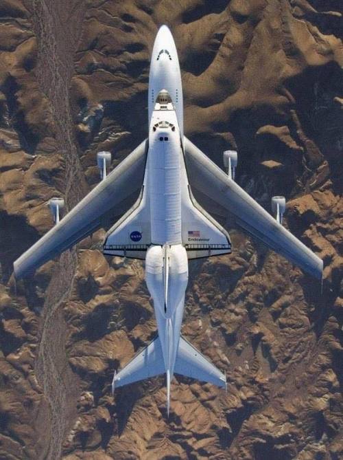 Unusual bird&rsquo;s eye view of NASA Space Shuttle Endeavor perched on a Boeing 747. [600×