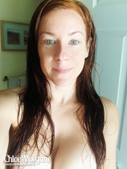 chloemorgane:  Wet red hair and cleavage.