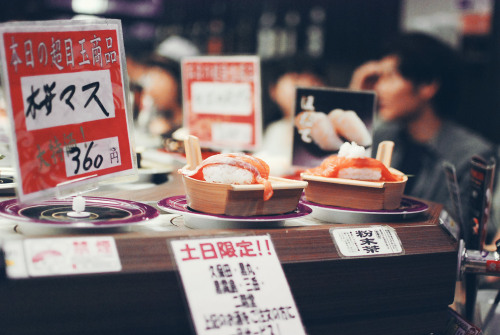 ferretink:  If ever you tell me that you went to Japan yet haven’t had yourself some sushi, I might pop a vein. As I mentioned in one of my past posts, I was very lucky to have Issa show me around the Dotonbori area in Osaka and drag me to this wonderful