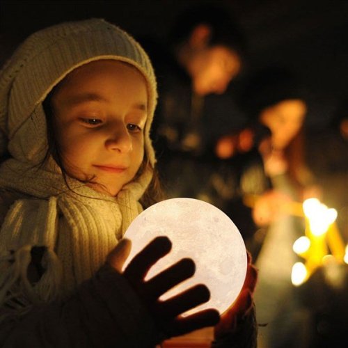 kelogianking:  cantcontrolthegay:  shutupandtakemymonies:   Hold the moon in your hands and bask in the glow! This lamp can act as a night light, a cool party trick or a personal trophy that all of your friends will admire. With a sweet LED set-up this