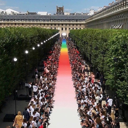 Happy #pride everyone!! Color was used as a metaphor for human diversity during the @louisvuitton ru