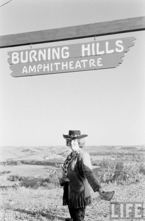 Welcome to the Burning Hills Amphitheatre(Francis Miller. 1962)