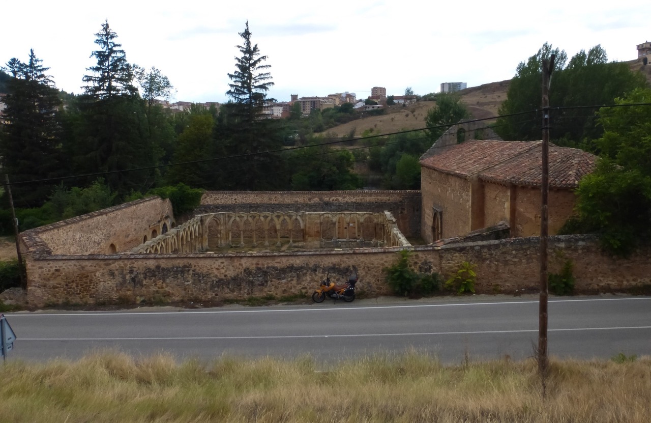 m1male2:Monasterio de Juan de Duero #Soria #España, uno de los conjuntos más significativos del románico castellano. Sólo se conservan la iglesia y las arquerías del claustro. Desde la 2ª mitad del s.XII en posesión de la Orden de los Caballeros